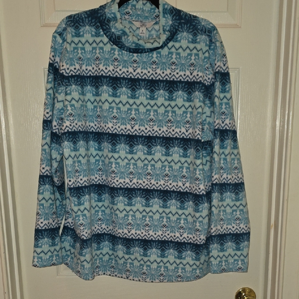 Croft & Barrow Sky Blue‎ and White Fleece Top